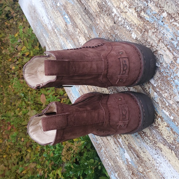 Elegant Brown Ugg Suede Booties Size 7W - Picture 3 of 6
